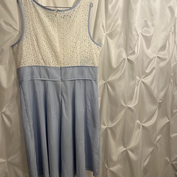 London Style Blue and White Textured Midi Dress - Picture 2 of 5